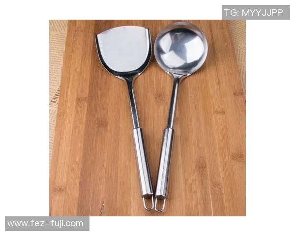 Prada不锈钢勺子售价1300元网友质疑其价值客服给出回应引发热议